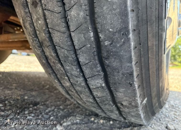 image for item DT6711 2017 Peterbilt 579 semi truck