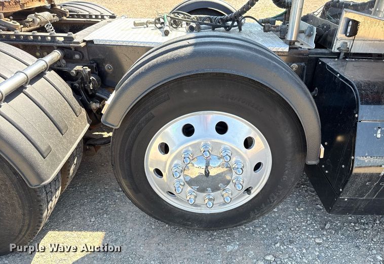 image for item DT6711 2017 Peterbilt 579 semi truck