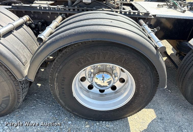 image for item DT6711 2017 Peterbilt 579 semi truck