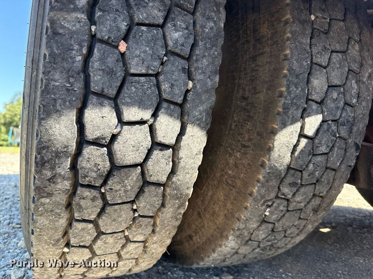 image for item DT6711 2017 Peterbilt 579 semi truck