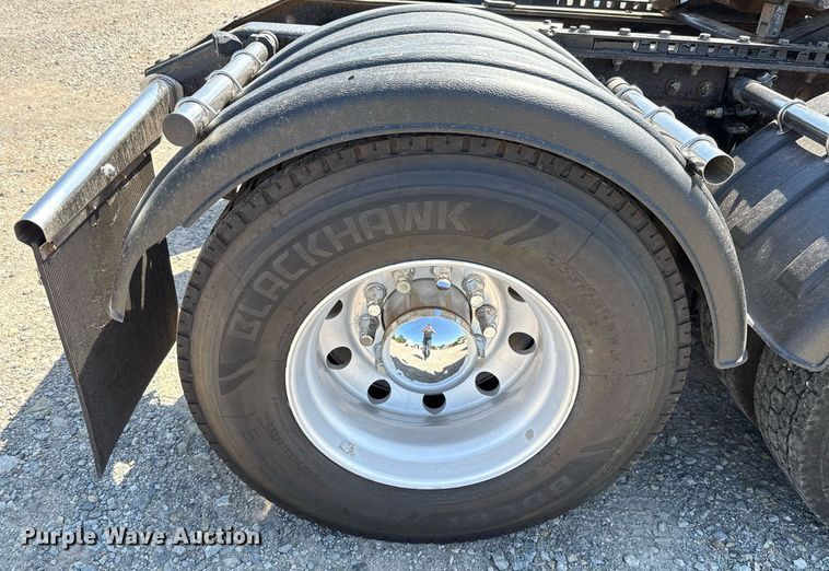 image for item DT6711 2017 Peterbilt 579 semi truck