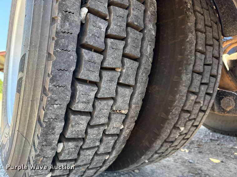 image for item DT6711 2017 Peterbilt 579 semi truck