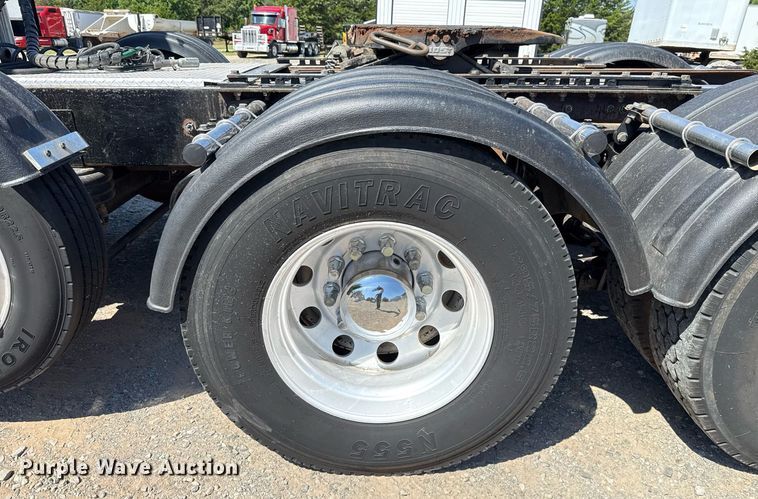 image for item DT6711 2017 Peterbilt 579 semi truck