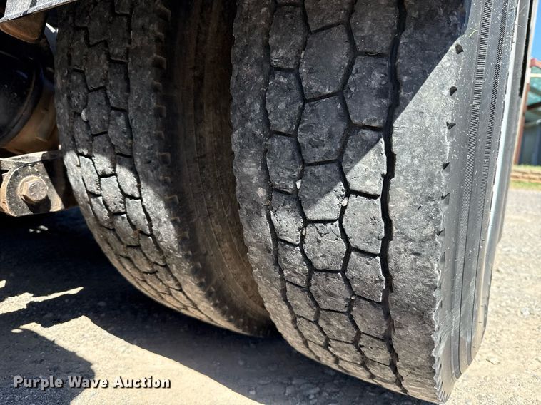 image for item DT6711 2017 Peterbilt 579 semi truck