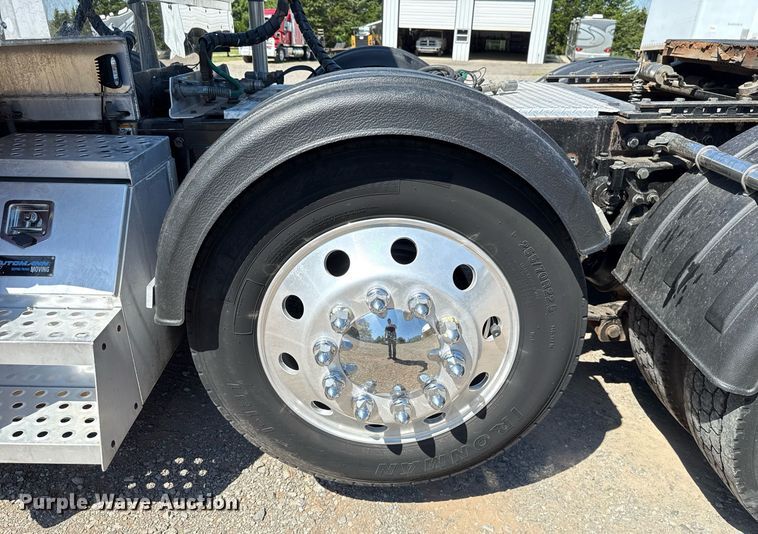 image for item DT6711 2017 Peterbilt 579 semi truck