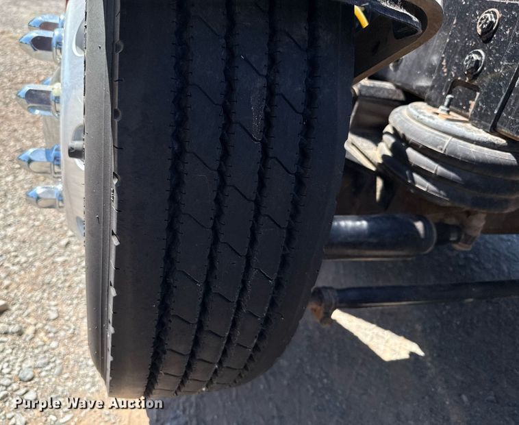 image for item DT6711 2017 Peterbilt 579 semi truck