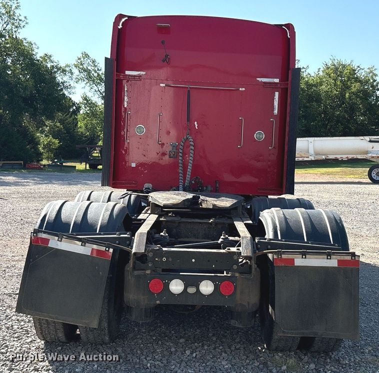 image for item DT6712 2014 Kenworth T660 semi truck