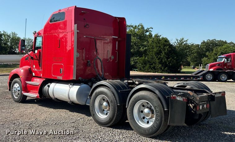 image for item DT6712 2014 Kenworth T660 semi truck