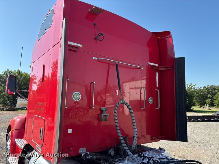 image for item DT6712 2014 Kenworth T660 semi truck