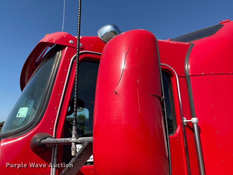 image for item DT6712 2014 Kenworth T660 semi truck