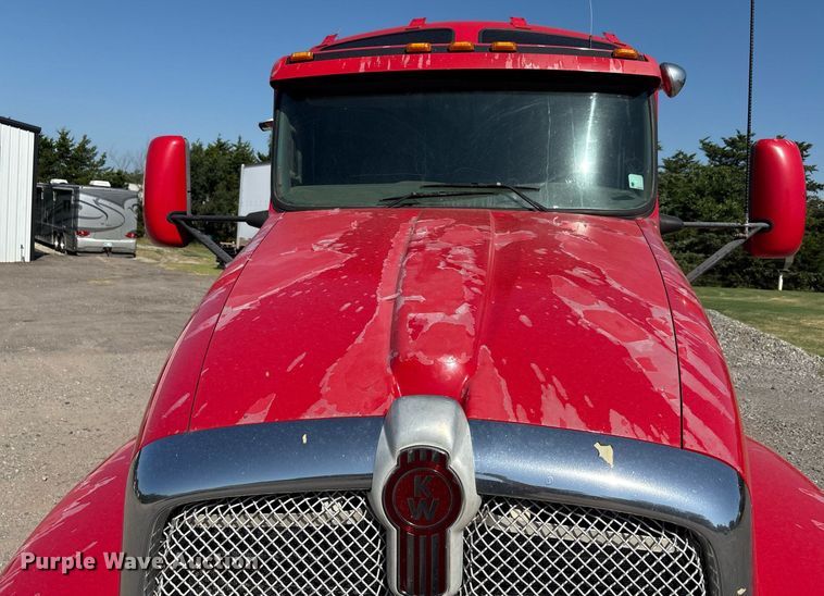 image for item DT6712 2014 Kenworth T660 semi truck