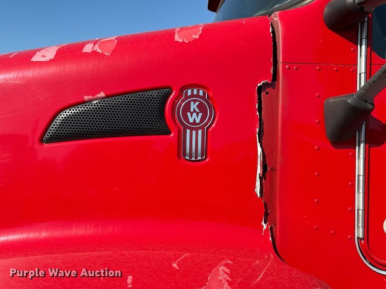 image for item DT6712 2014 Kenworth T660 semi truck