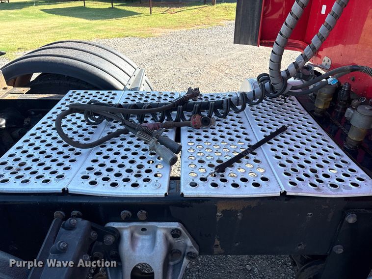 image for item DT6712 2014 Kenworth T660 semi truck