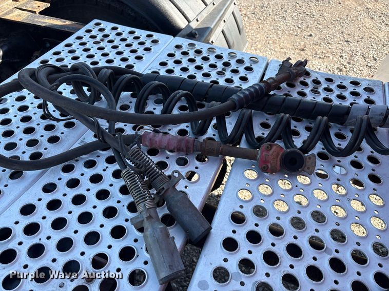 image for item DT6712 2014 Kenworth T660 semi truck