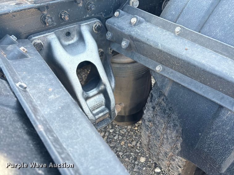 image for item DT6712 2014 Kenworth T660 semi truck