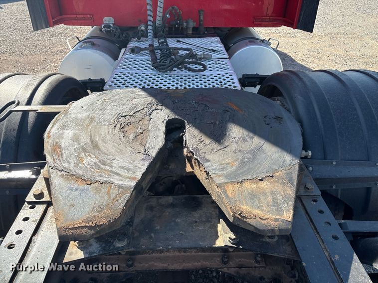 image for item DT6712 2014 Kenworth T660 semi truck