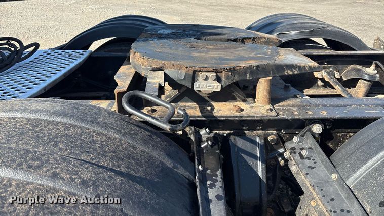 image for item DT6712 2014 Kenworth T660 semi truck