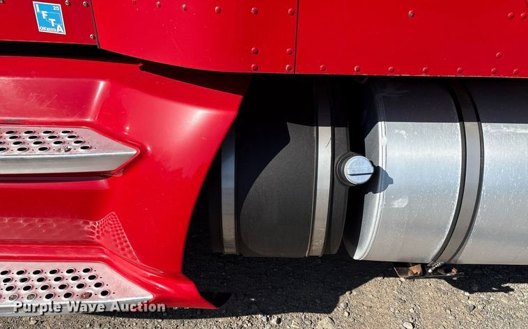 image for item DT6712 2014 Kenworth T660 semi truck