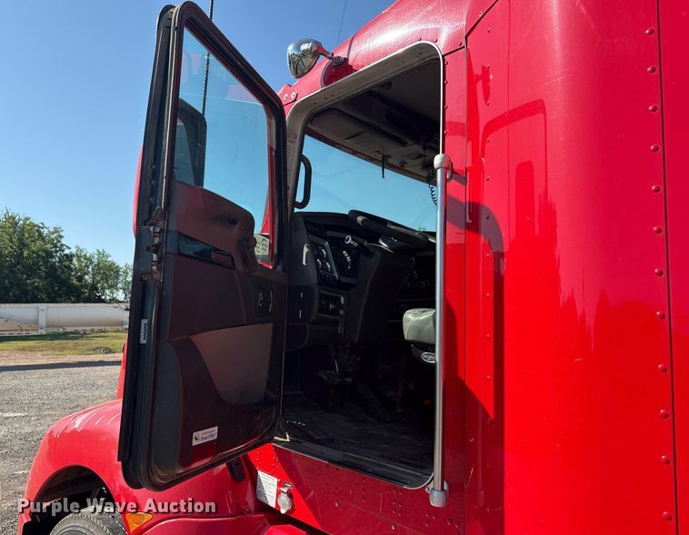 image for item DT6712 2014 Kenworth T660 semi truck