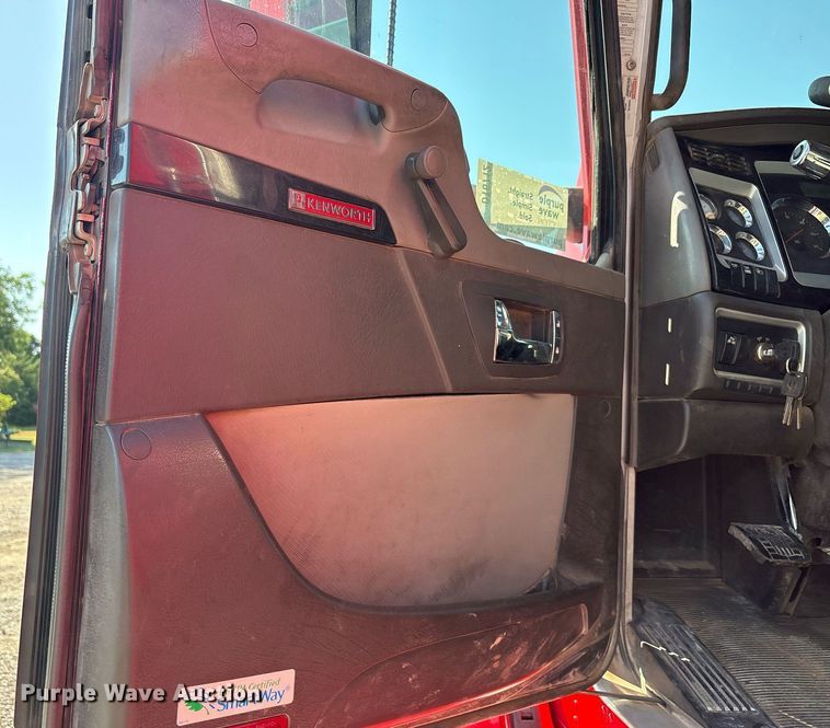 image for item DT6712 2014 Kenworth T660 semi truck