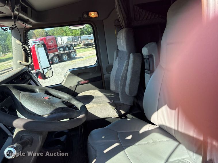 image for item DT6712 2014 Kenworth T660 semi truck