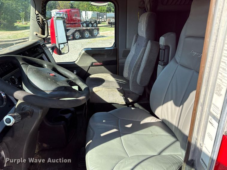 image for item DT6712 2014 Kenworth T660 semi truck