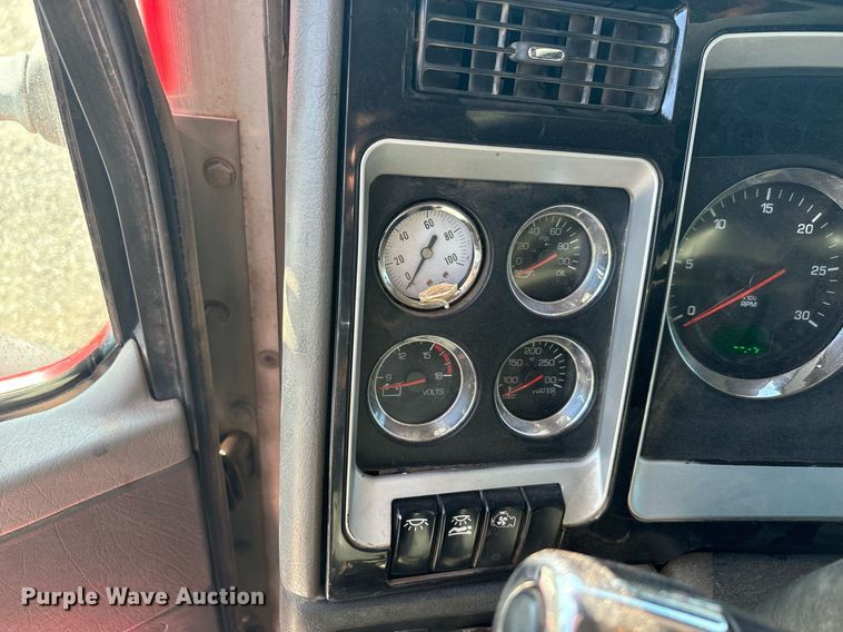 image for item DT6712 2014 Kenworth T660 semi truck