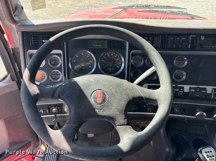 image for item DT6712 2014 Kenworth T660 semi truck