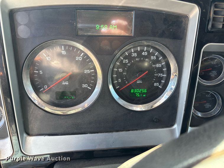 image for item DT6712 2014 Kenworth T660 semi truck