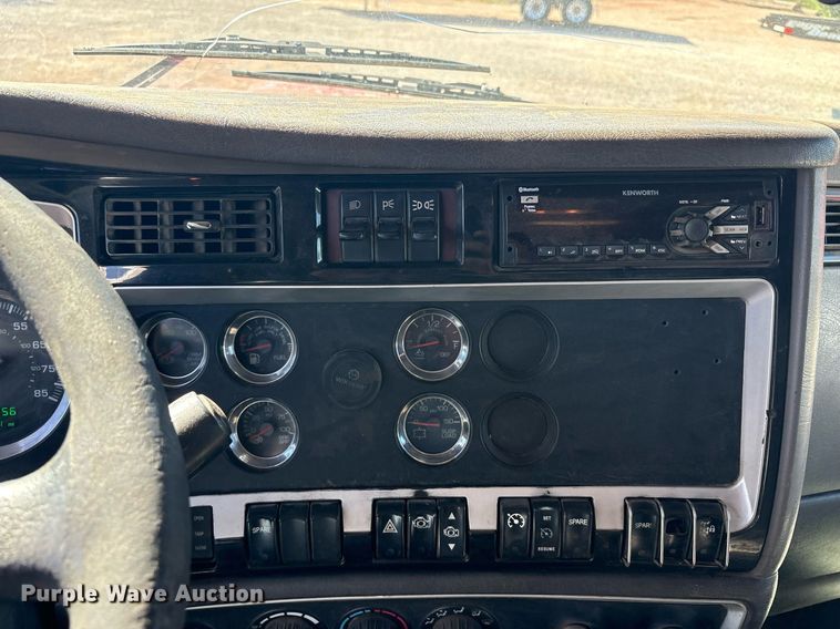 image for item DT6712 2014 Kenworth T660 semi truck