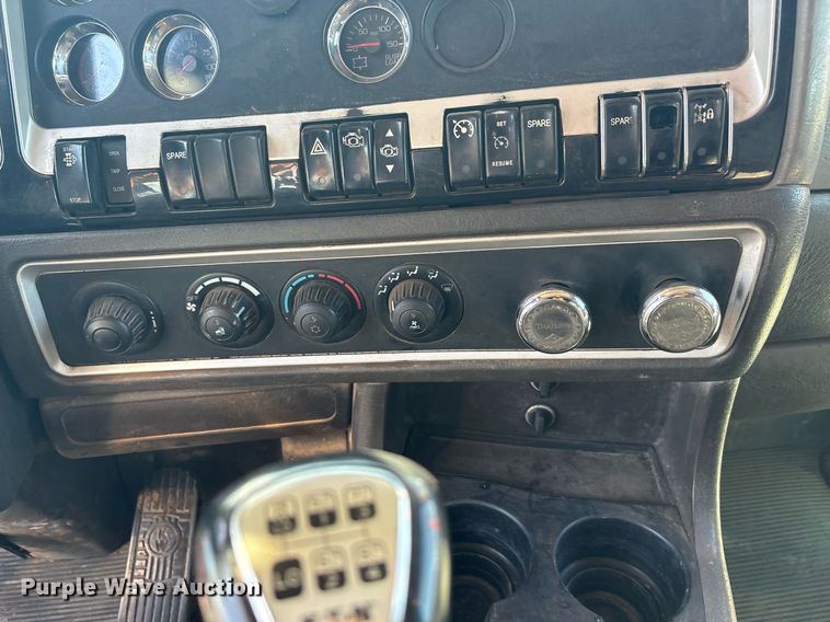 image for item DT6712 2014 Kenworth T660 semi truck