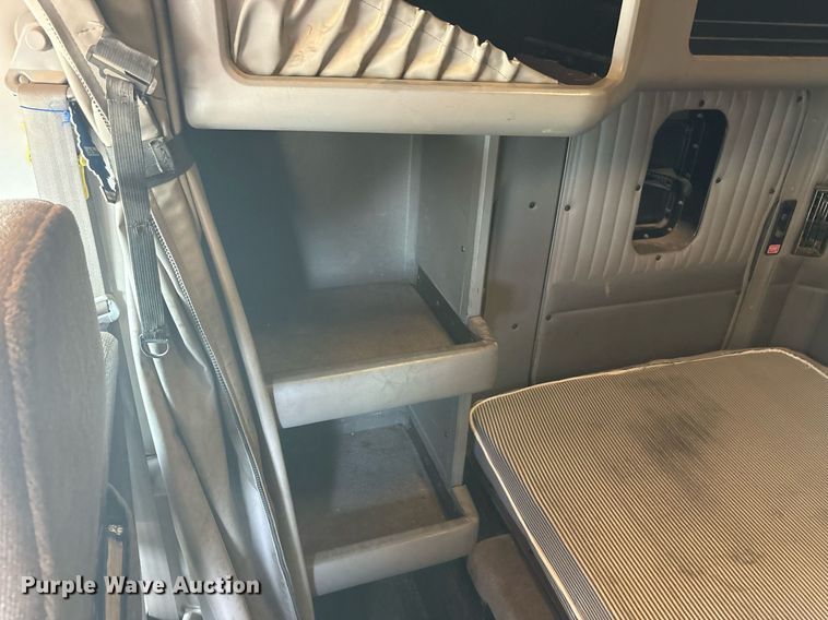 image for item DT6712 2014 Kenworth T660 semi truck