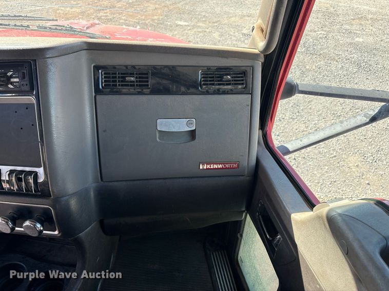 image for item DT6712 2014 Kenworth T660 semi truck