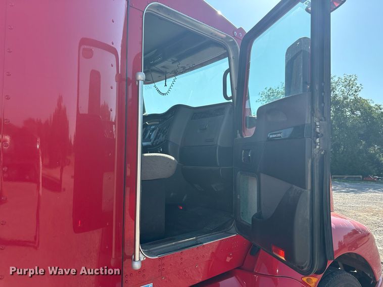 image for item DT6712 2014 Kenworth T660 semi truck