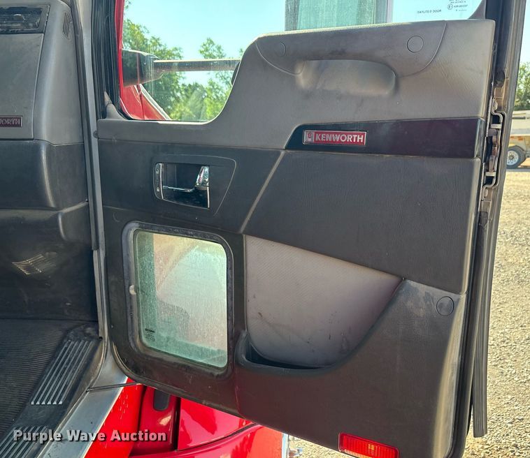 image for item DT6712 2014 Kenworth T660 semi truck