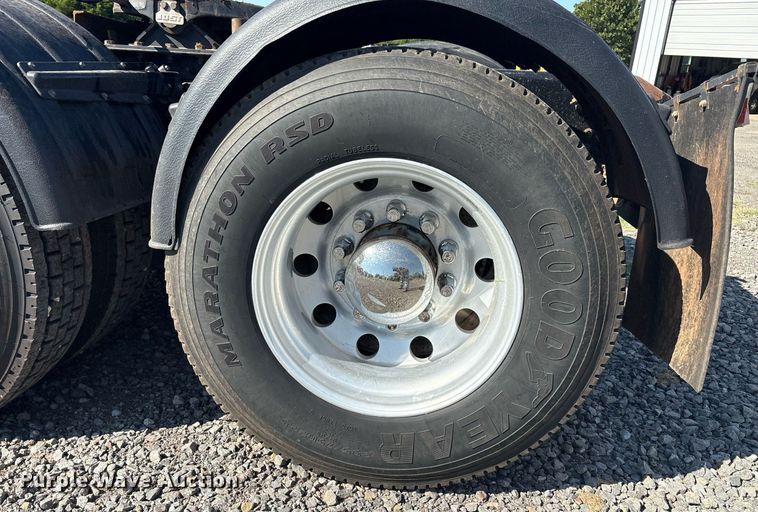 image for item DT6712 2014 Kenworth T660 semi truck