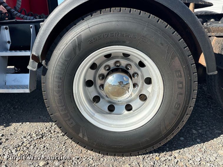 image for item DT6712 2014 Kenworth T660 semi truck