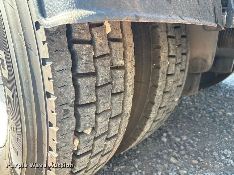 image for item DT6712 2014 Kenworth T660 semi truck