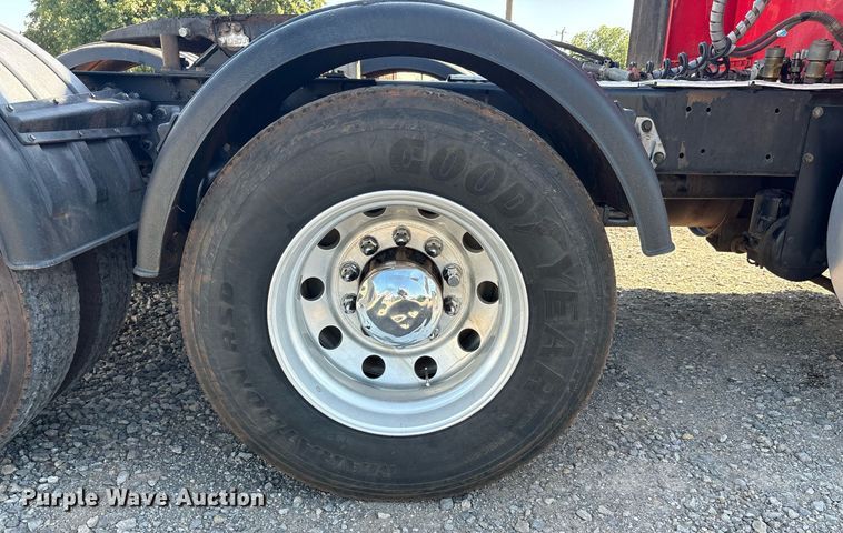 image for item DT6712 2014 Kenworth T660 semi truck