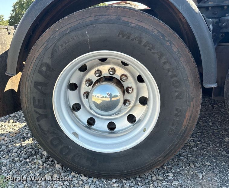 image for item DT6712 2014 Kenworth T660 semi truck