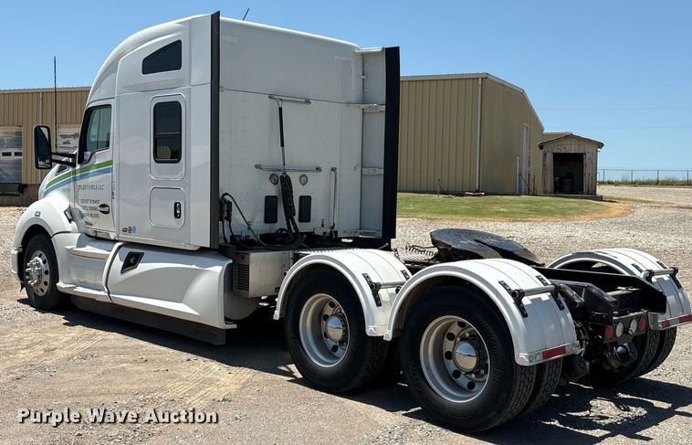image for item DT6715 2020 Kenworth T680 semi truck