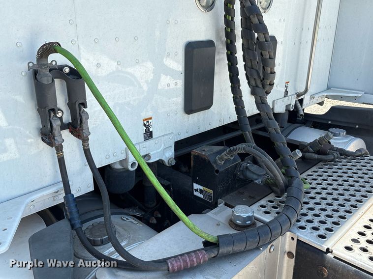 image for item DT6715 2020 Kenworth T680 semi truck