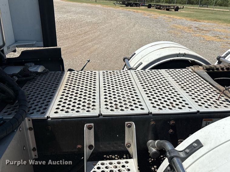 image for item DT6715 2020 Kenworth T680 semi truck