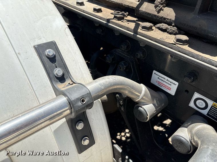 image for item DT6715 2020 Kenworth T680 semi truck