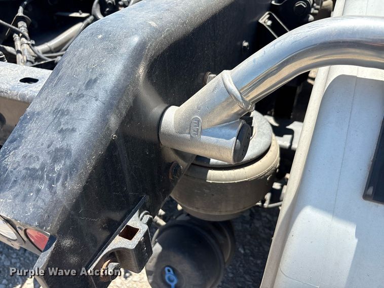 image for item DT6715 2020 Kenworth T680 semi truck