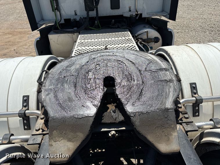 image for item DT6715 2020 Kenworth T680 semi truck