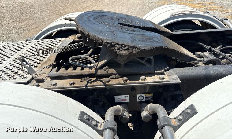 image for item DT6715 2020 Kenworth T680 semi truck