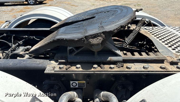 image for item DT6715 2020 Kenworth T680 semi truck