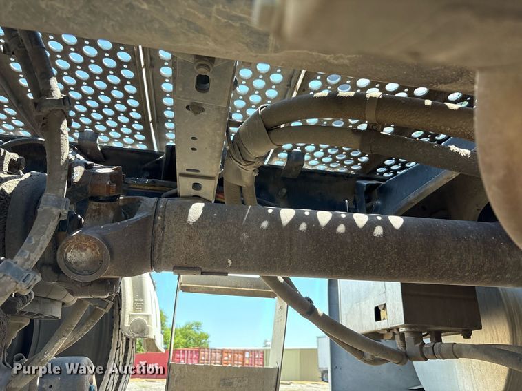 image for item DT6715 2020 Kenworth T680 semi truck