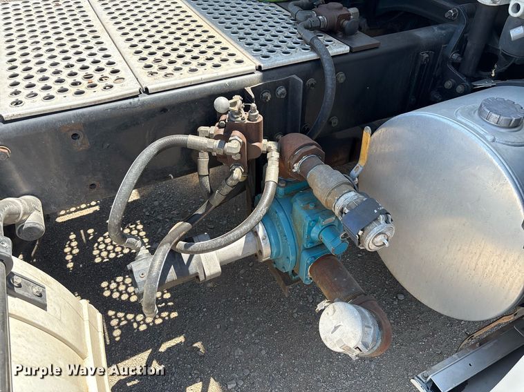 image for item DT6715 2020 Kenworth T680 semi truck